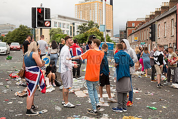 Grossbritannien  Belfast - Nach der Parade am Orangemens Day  protestantischer  jaehrlicher Feiertag zum Gedenken an die Schlacht am Boyne