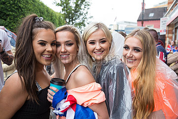 Grossbritannien  Belfast - Junge Frauen am Orangemens Day  protestantischer  politisch aufgeladener jaehrlicher Feiertag zum Gedenken an die Schlacht am Boyne