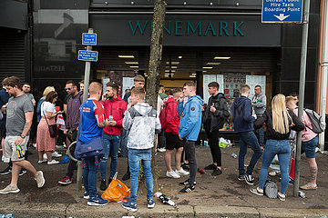 Grossbritannien  Belfast - Junge Zuschauer beim Orangemens Day  protestantischer  politisch aufgeladener jaehrlicher Feiertag zum Gedenken an die Schlacht am Boyne