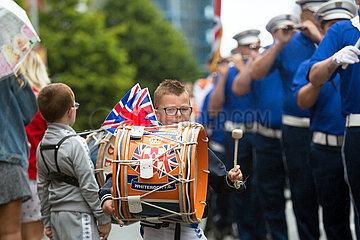 Grossbritannien  Belfast - Parade am Orangemens Day  protestantischer  politisch aufgeladener jaehrlicher Feiertag zum Gedenken an die Schlacht am Boyne