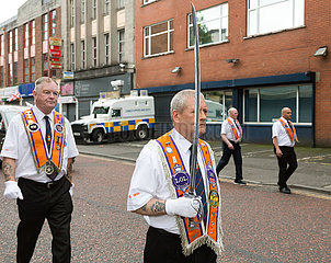 Grossbritannien  Belfast - Parade am Orangemens Day  protestantischer  politisch aufgeladener jaehrlicher Feiertag zum Gedenken an die Schlacht am Boyne