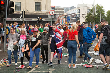Grossbritannien  Belfast - Junge Zuschauer beim Orangemens Day  protestantischer  politisch aufgeladener jaehrlicher Feiertag zum Gedenken an die Schlacht am Boyne