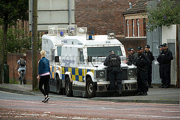 Grossbritannien  Belfast - Polizei am Orangemens Day  protestantischer  politisch aufgeladener jaehrlicher Feiertag zum Gedenken an die Schlacht am Boyne