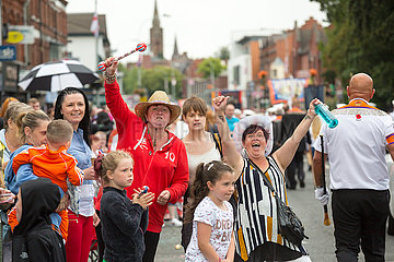 Grossbritannien  Belfast - Zuschauer beim Orangemens Day  protestantischer  politisch aufgeladener jaehrlicher Feiertag zum Gedenken an die Schlacht am Boyne