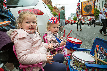 Grossbritannien  Belfast - Maedchen beim Orangemens Day  protestantischer  politisch aufgeladener jaehrlicher Feiertag zum Gedenken an die Schlacht am Boyne