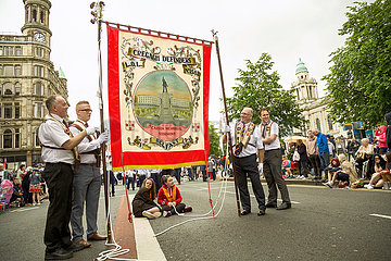 Grossbritannien  Belfast - Unterbrechung der Parade am Orangemens Day  protestantischer  jaehrlicher Feiertag  Gedenken Schlacht am Boyne