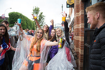 Grossbritannien  Belfast - Junge Frauen am Orangemens Day  protestantischer  politisch aufgeladener jaehrlicher Feiertag zum Gedenken an die Schlacht am Boyne