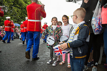 Grossbritannien  Belfast - Kinder bei der Parade am Orangemens Day  protestantischer  jaehrlicher Feiertag zum Gedenken an die Schlacht am Boyne