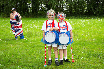Grossbritannien  Belfast - Zwei Maedchen in Union Jack am Orangemens Day  protestantischer  jaehrlicher Feiertag zum Gedenken an die Schlacht am Boyne