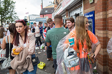 Grossbritannien  Belfast - Junge Leute am Orangemens Day  protestantischer  politisch aufgeladener jaehrlicher Feiertag zum Gedenken an die Schlacht am Boyne
