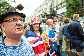 Grossbritannien  Belfast - Zuschauer beim Orangemens Day  protestantischer  politisch aufgeladener jaehrlicher Feiertag zum Gedenken an die Schlacht am Boyne