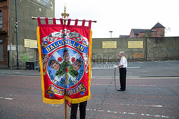 Grossbritannien  Belfast - Unterbrechung bei der Parade am Orangemens Day  protestantischer  politisch aufgeladener jaehrlicher Feiertag  Gedenken Schlacht am Boyne