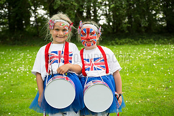 Grossbritannien  Belfast - Zwei Maedchen in Union Jack am Orangemens Day  protestantischer  jaehrlicher Feiertag zum Gedenken an die Schlacht am Boyne