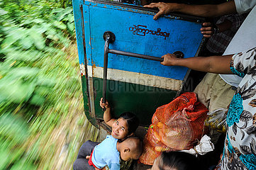 Yangon  Myanmar  Fahrgaeste in der Ringbahn