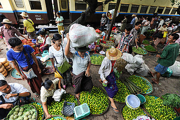 Yangon  Myanmar  Marktszene auf einem Bahnsteig der Ringbahn