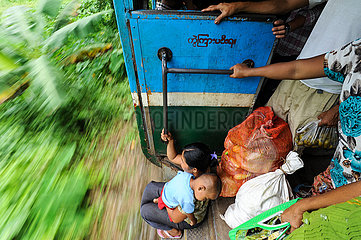 Yangon  Myanmar  Fahrgaeste in der Ringbahn