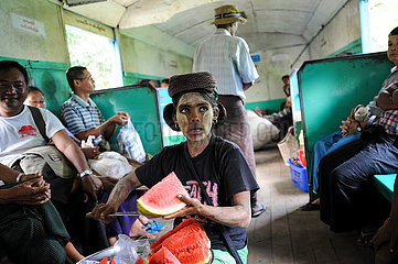 Yangon  Myanmar  Melonenverkaeuferin in der Ringbahn