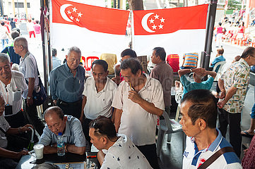 Singapur  Republik Singapur  Maenner spielen chinesisches Schach in Chinatown