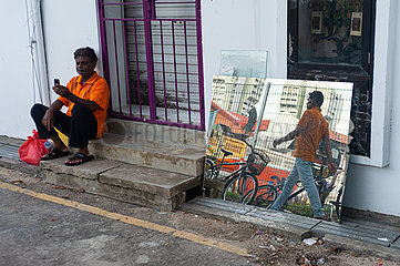 Singapur  Republik Singapur  Spiegelbild am Strassenrand in Little India