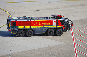 Feuerwehr Loeschfahrzeug FLF-1   Flughafen Duesseldorf International  DUS  Nordrhein-Westfalen  Deutschland
