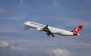 Turkish Airlines Flugzeug startet vom Flughafen Duesseldorf International  DUS  Nordrhein-Westfalen  Deutschland