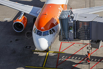 easyJet Flugzeug parkt am Gate  Flughafen Duesseldorf International  DUS  Nordrhein-Westfalen  Deutschland