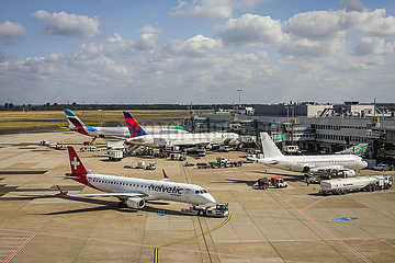 Flughafen Duesseldorf International  DUS  Flugzeuge von eurowings  Delta und helvetic airways stehen am Terminalgebaeude  Nordrhein-Westfalen  Deutschland