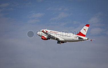 Austrian Flugzeug startet vom Flughafen Duesseldorf International  DUS  Nordrhein-Westfalen  Deutschland