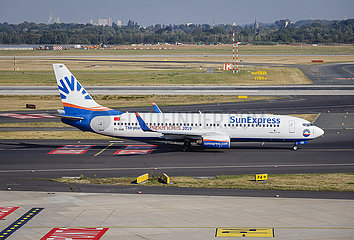 SunExpress Flugzeug auf dem Weg zur Startbahn  Flughafen Duesseldorf International  DUS  Nordrhein-Westfalen  Deutschland