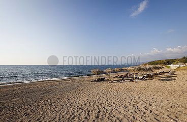 Strand mit Strandliegen und Sonnenschirmen  Kyparissia  Messenien  Peloponnes  Griechenland