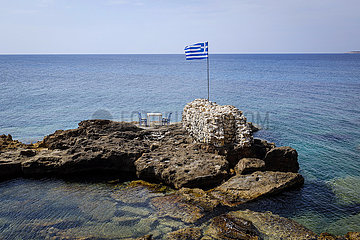 Taverne  romantischer Tisch unter griechischer Fahne  Marathopoli  Messenien  Peloponnes  Griechenland