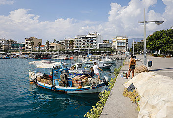 Fischerboote im Hafen von Klamata  Messenien  Peloponnes  Griechenland