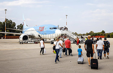 TUI-Flugzeug auf dem Flughafen Patras  Peloponnes  Griechenland