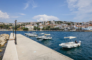 Motorboote im Hafen von Pylos  Messenien  Peloponnes  Griechenland