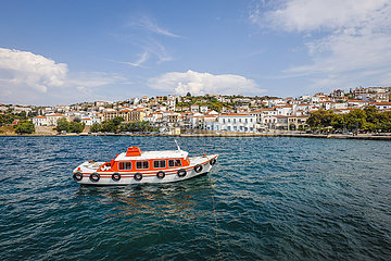 Motorboot im Hafen von Pylos  Messenien  Peloponnes  Griechenland