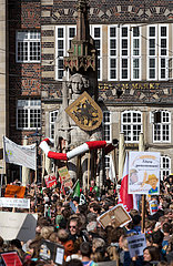 Deutschland  Bremen - fridays for future - Demonstration Schlusskundgebung auf den Marktplatz  im Bild der Roland