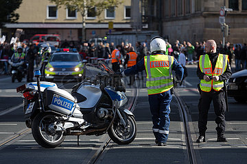 Deutschland  Bremen - Polizeieinsatz bei einer Demonstration (fridays for future)