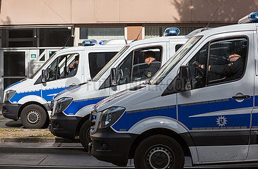 Deutschland  Bremen - Mannschaftswagen der Polizei bei einer Demonstration (fridays for future)