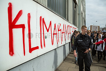 Deutschland  Bremen - fridays for future - Demonstration  Slogan an der Wand: Klimakampf heisst Klassenkampf
