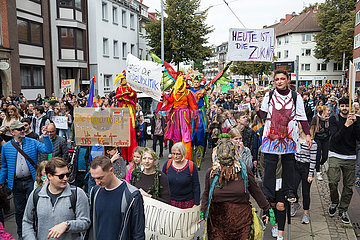 Deutschland  Bremen - fridays for future - Demonstration  erwachsene als Paradiesvoegel verkleidete Teilnehmer auf Stelzen