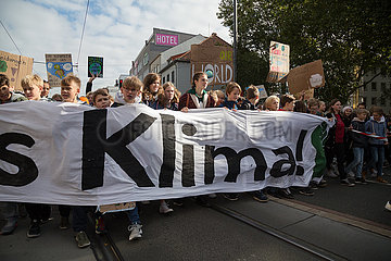 Deutschland  Bremen - fridays for future - Demonstration mit ueber 30.000 Teilnehmern