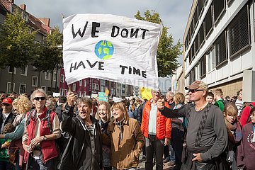 Deutschland  Bremen - fridays for future - Demonstration mit ueber 30.000 Teilnehmern