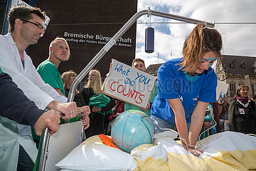 Deutschland  Bremen - fridays for future - Demonstration  Krankenhauspersonal hat den Patienten Erde zur Reanimation ins Bett gelegt