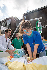 Deutschland  Bremen - fridays for future - Demonstration  Krankenhauspersonal hat den Patienten Erde zur Reanimation ins Bett gelegt