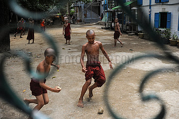 Yangon  Myanmar  Moenchsnovizen spielen im Klosterhof Fussball