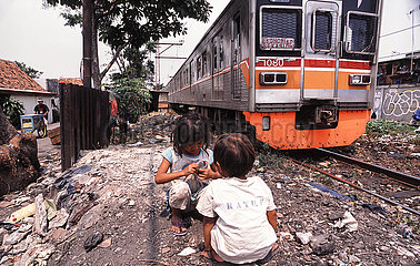 Jakarta  Indonesien  Zwei Maedchen im Elendsviertel entlang der Bahnschienen