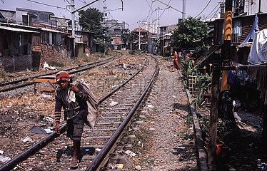 Jakarta  Indonesien  Muellsammler im Elendsviertel entlang der Bahnschienen in Senen