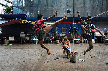 Yangon  Myanmar  Maenner spielen Takraw im Stadtzentrum
