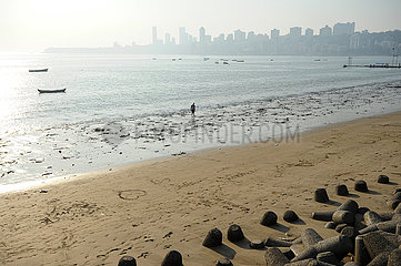 Mumbai  Indien  Ebbe am Chowpatty Strand entlang Marine Drive