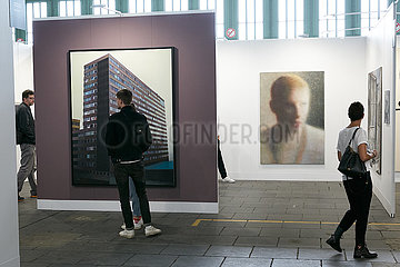 Berlin  Deutschland - Galerie Martin Mertens zur Kunstmesse Positions Berlin im Hangar 4 Flughafen Tempelhof.